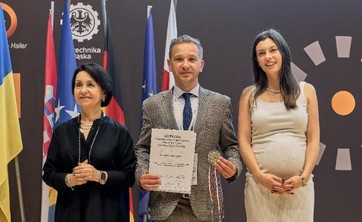 Prof. PRz Adam Masłoń odbiera dyplom Honorowego Ambasadora Nauki Polskiej i Wynalazczości 2025 dla Politechniki Rzeszowskiej,